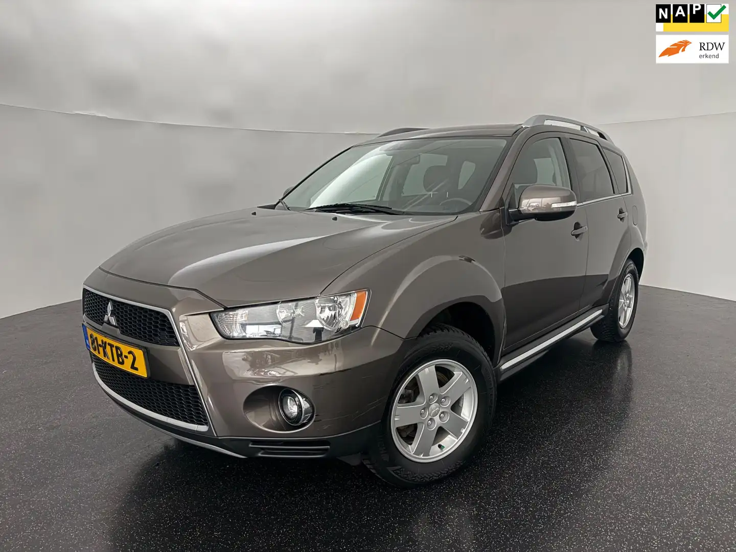 Mitsubishi Outlander 2.0 Intro Edition AUT Braun - 1