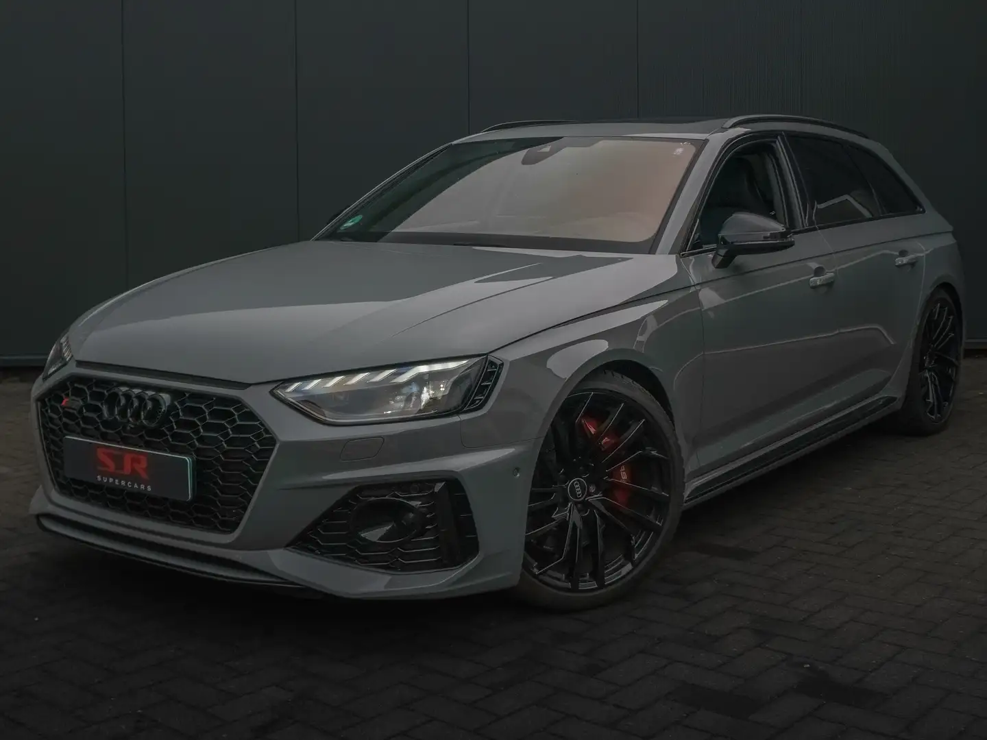 Audi RS4 Avant Quattro Competition Grijs - 2