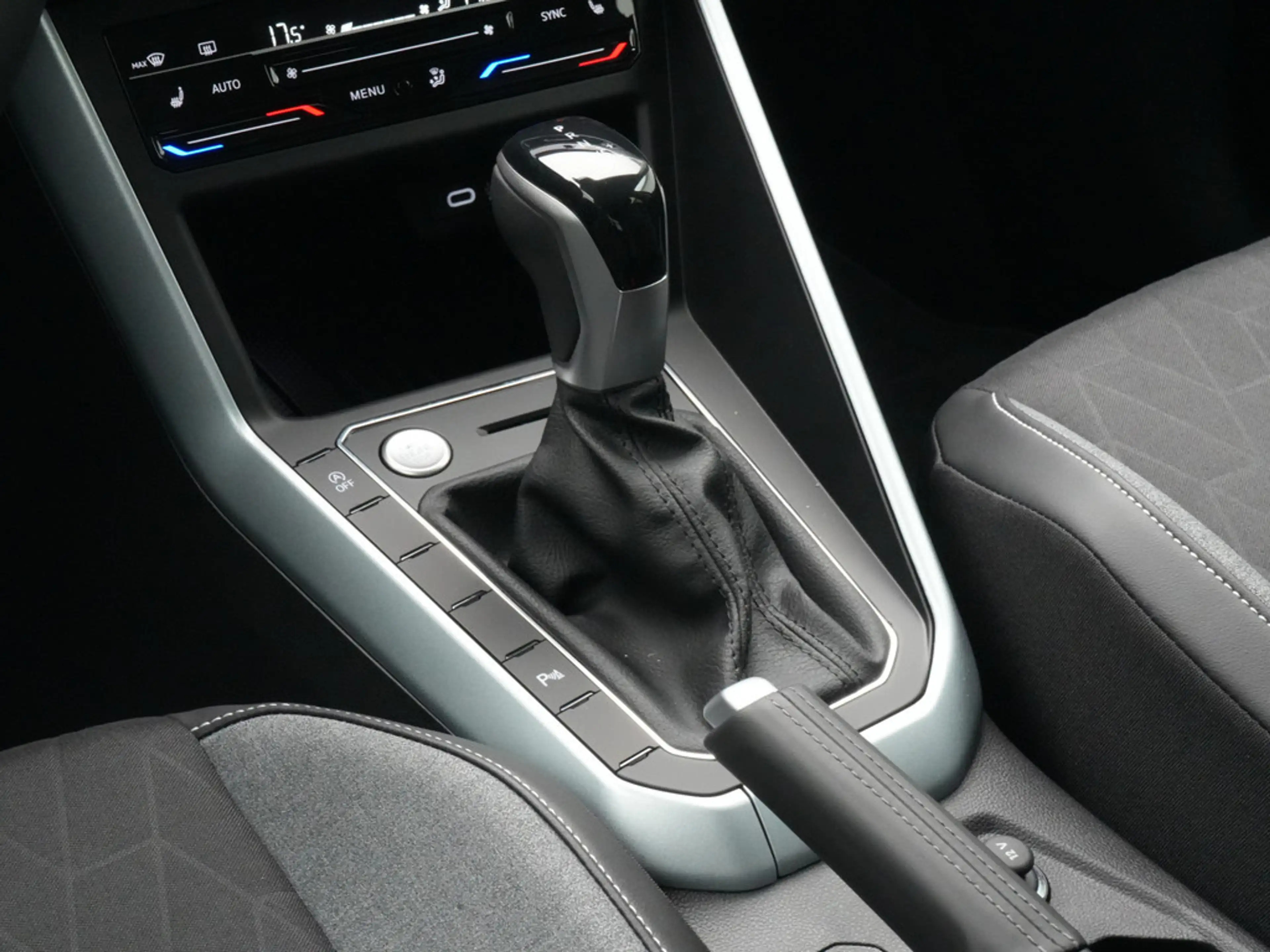 Volkswagen Taigo DSG Energy AHK LED KAM KEYLESS ACC PDC — photo 12