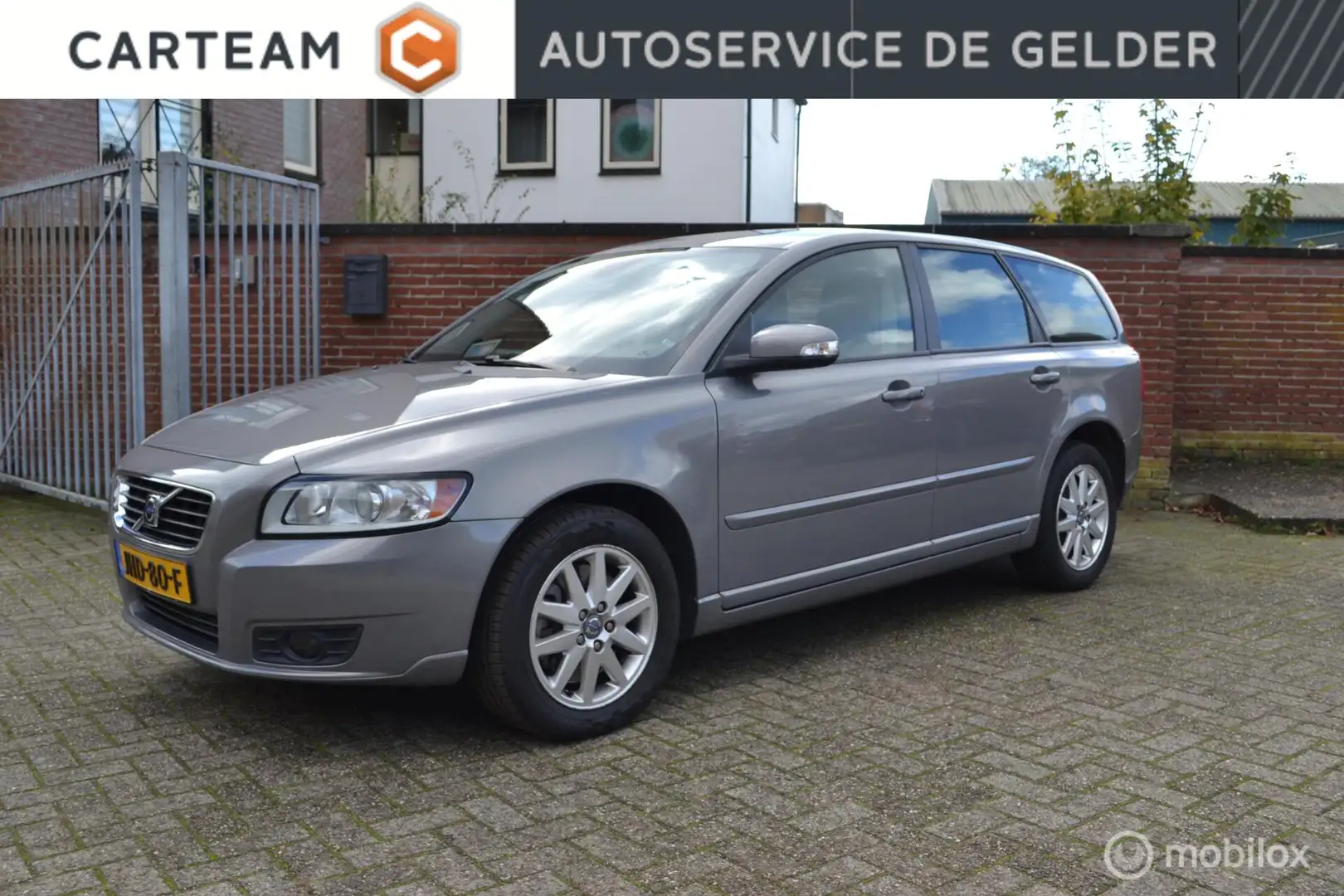 Volvo V50 2.5 T5 AWD Momentum | Youngtimer | 84000km! | Fami Grijs - 1