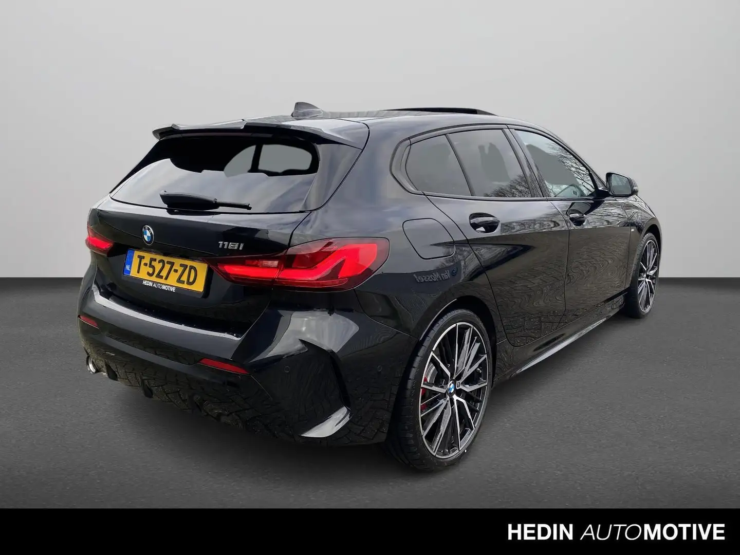 BMW 118 1-serie 118i 5 deurs M-Sport | 19 inch | Panoramad Zwart - 2
