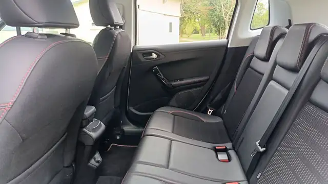 Peugeot 2008 view 9