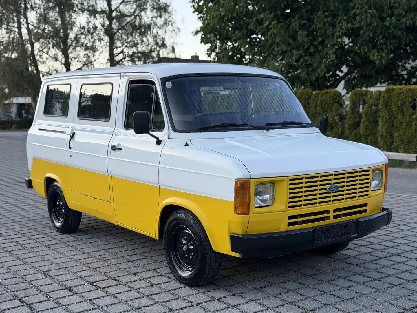 Ford Transit 1.6 Benzin 5 Sitzer - 1
