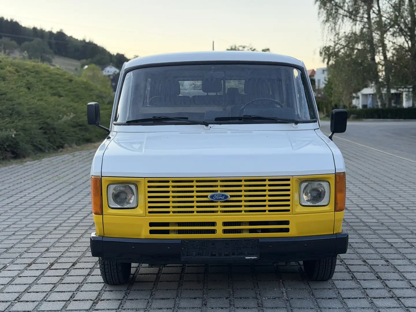 Ford Transit 1.6 Benzin 5 Sitzer - 2