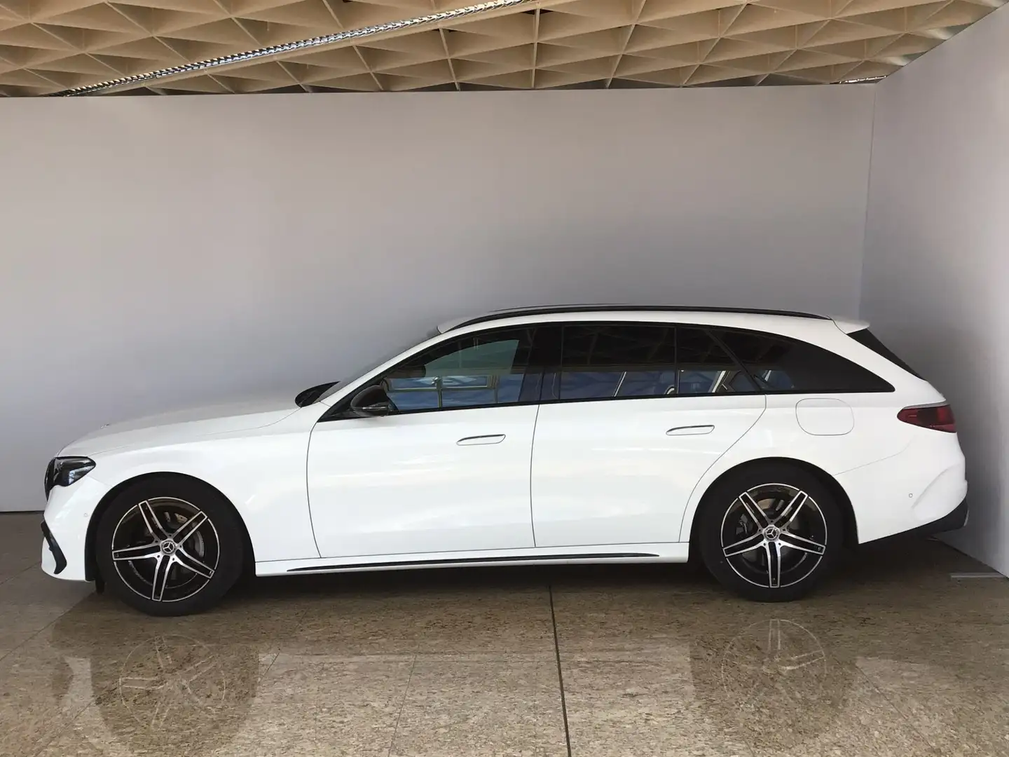 Mercedes-Benz E 300 E 300 e T AMG Line Advanced/Distronic/Night/ Navi Weiß - 2