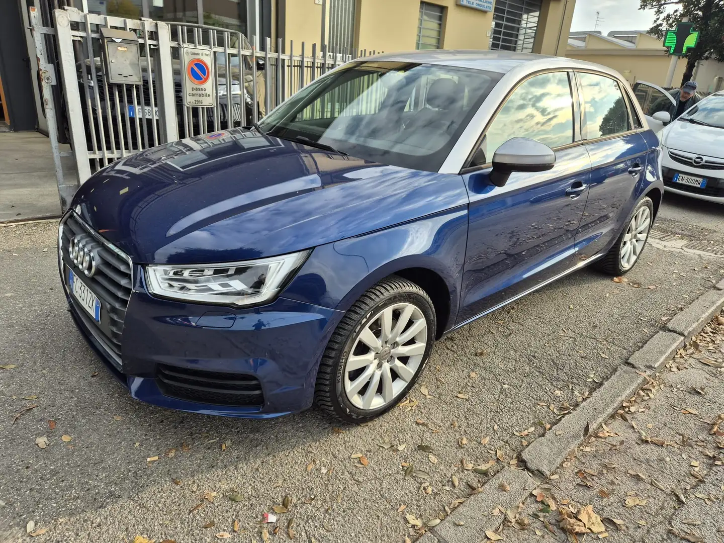 Audi A1 A1 Sportback 1.6 tdi Design Bleu - 1