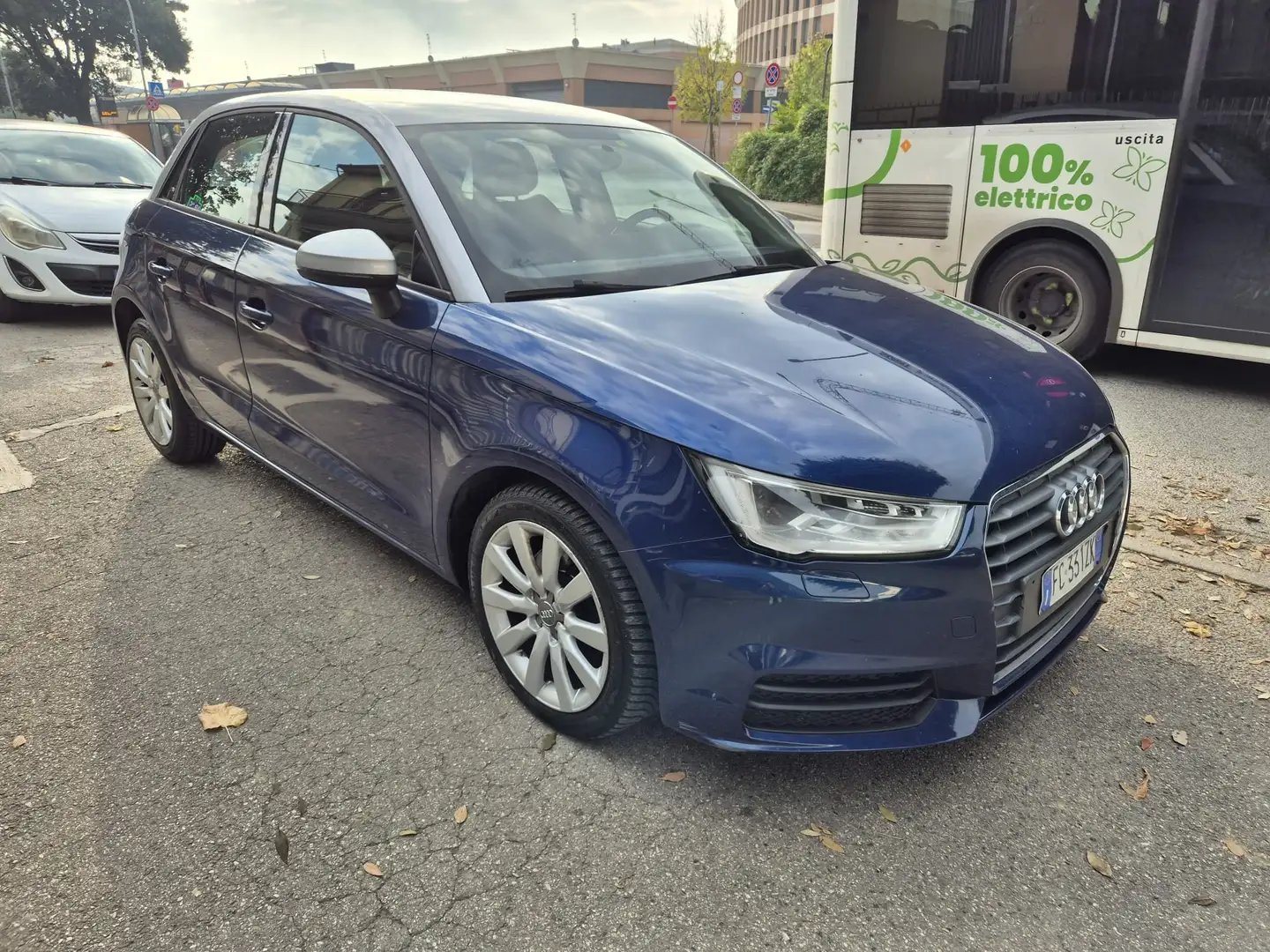 Audi A1 A1 Sportback 1.6 tdi Design Bleu - 2