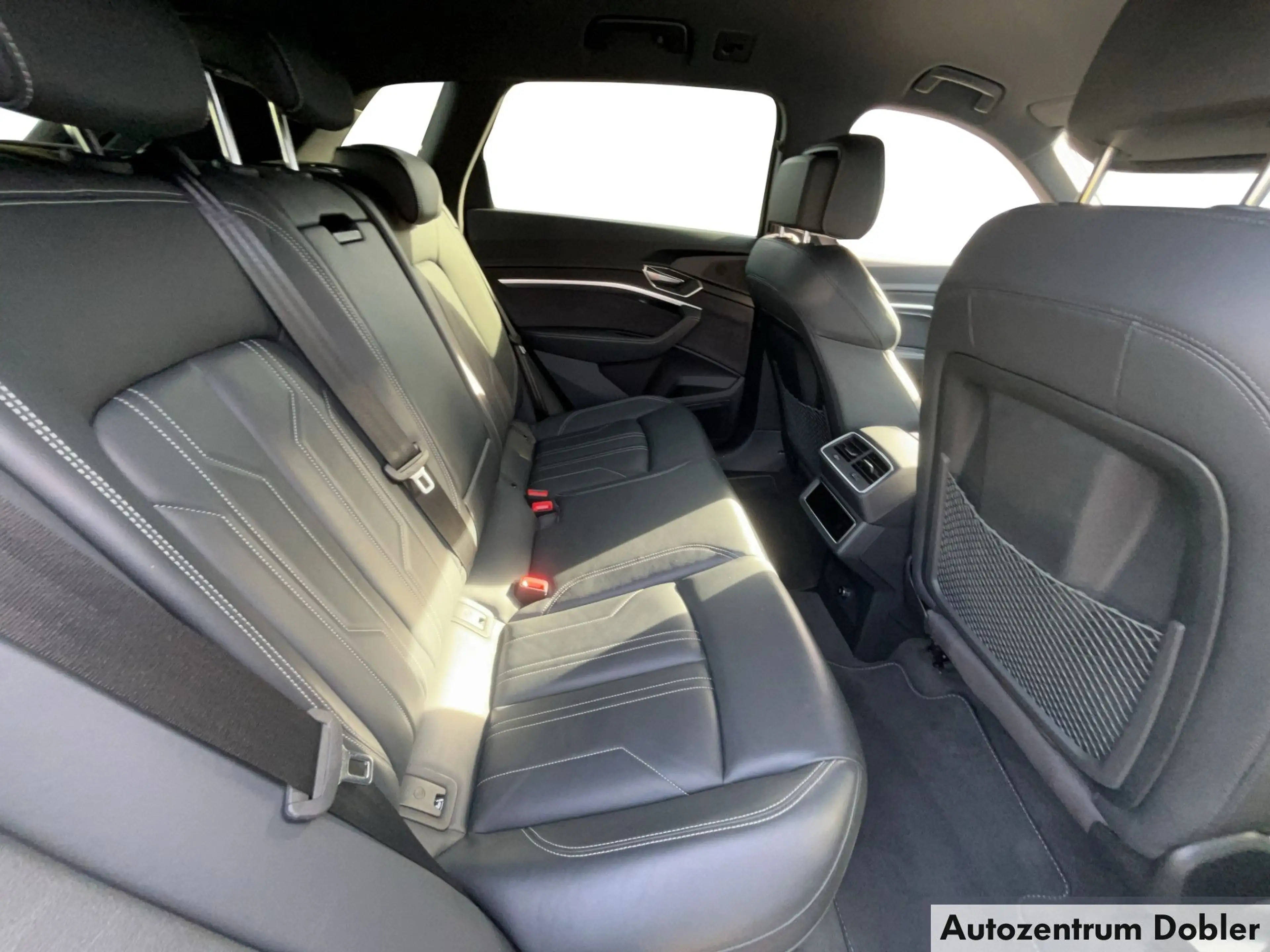 Audi Q8 e-tron 55 quattro Tour + Stadt Paket Matrix LED — photo 11