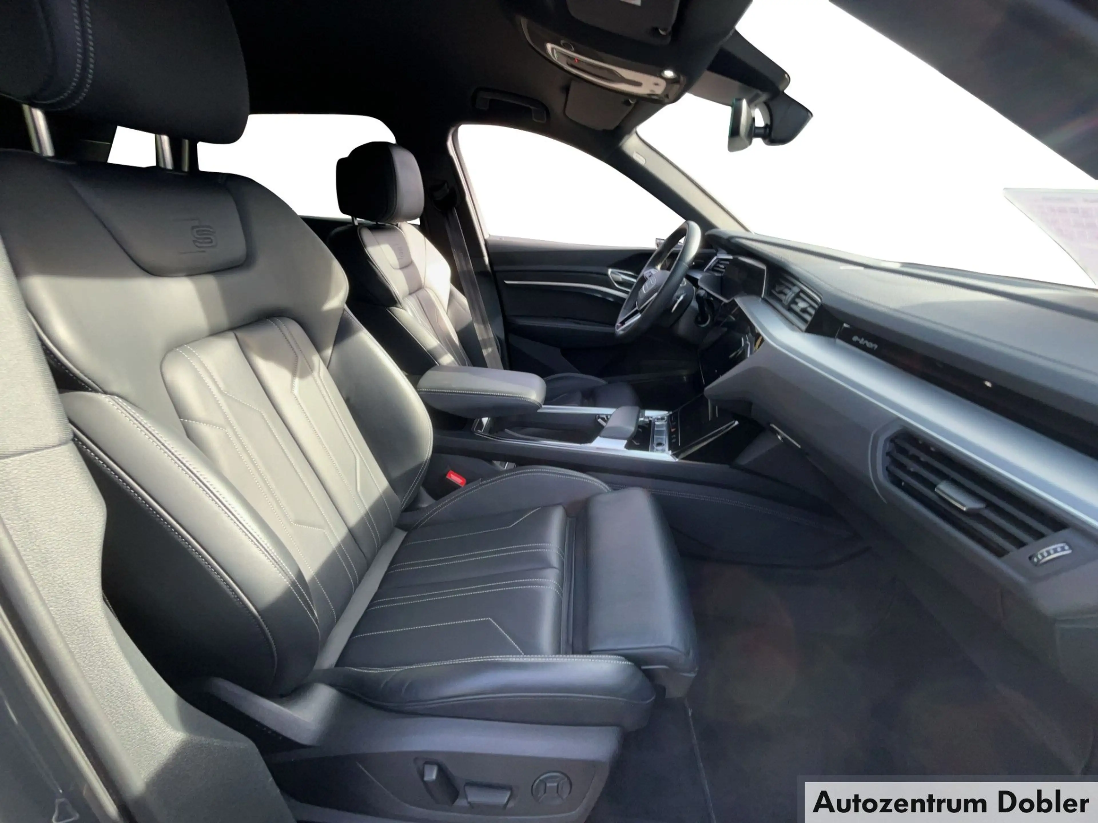 Audi Q8 e-tron 55 quattro Tour + Stadt Paket Matrix LED — photo 10