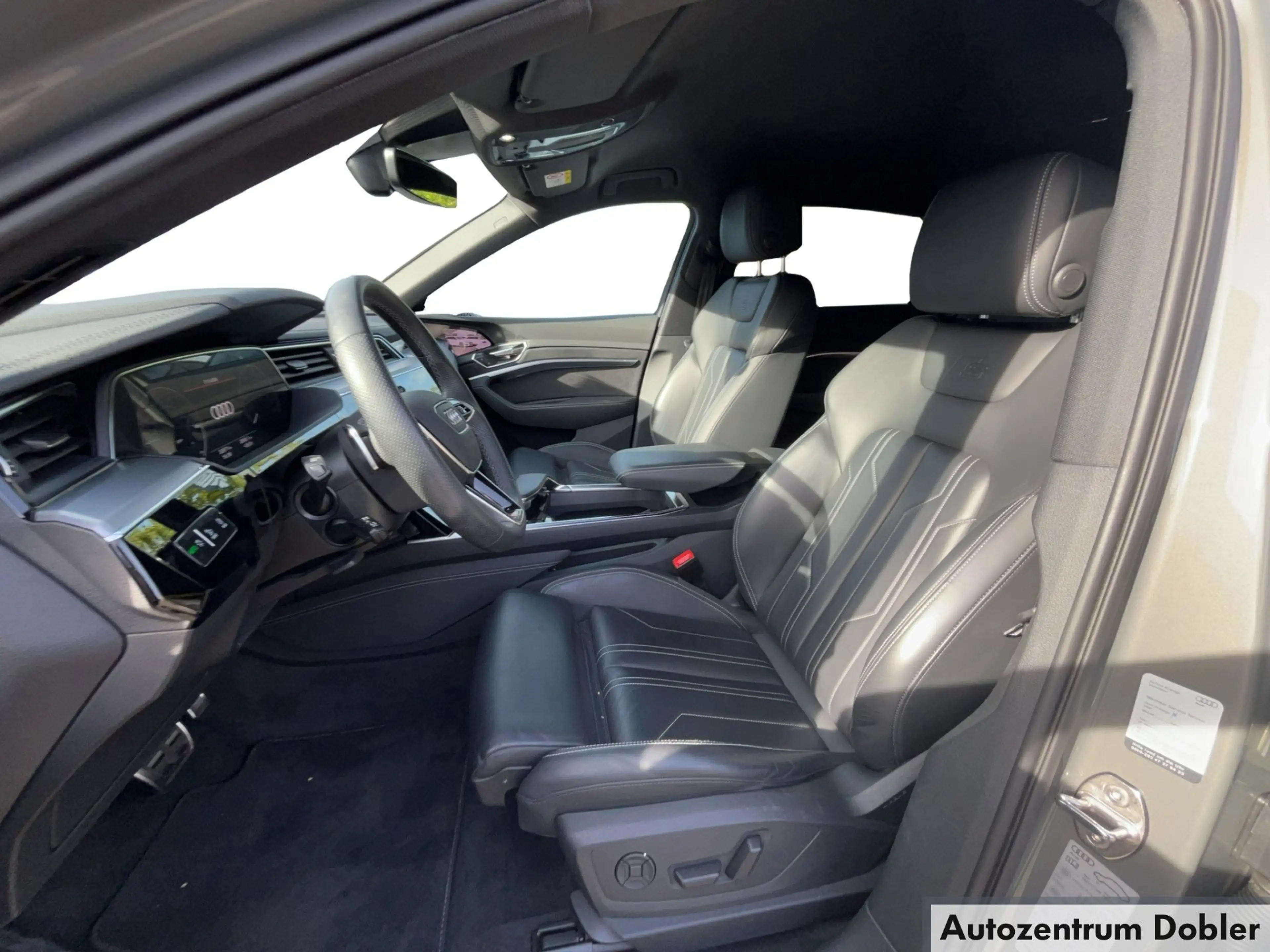 Audi Q8 e-tron 55 quattro Tour + Stadt Paket Matrix LED — photo 13