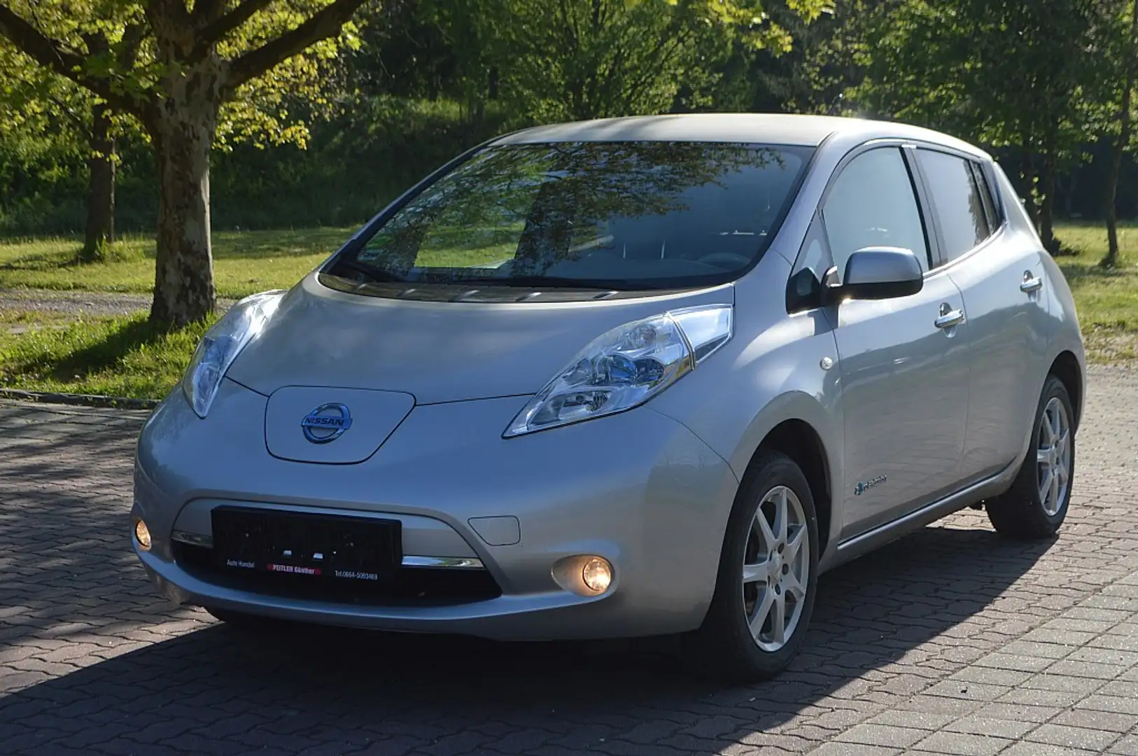 Nissan Leaf (mit Batterie) Tekna 25 kWh+NAVI+Kamera+SHZ+PDC+ Stříbrná - 2