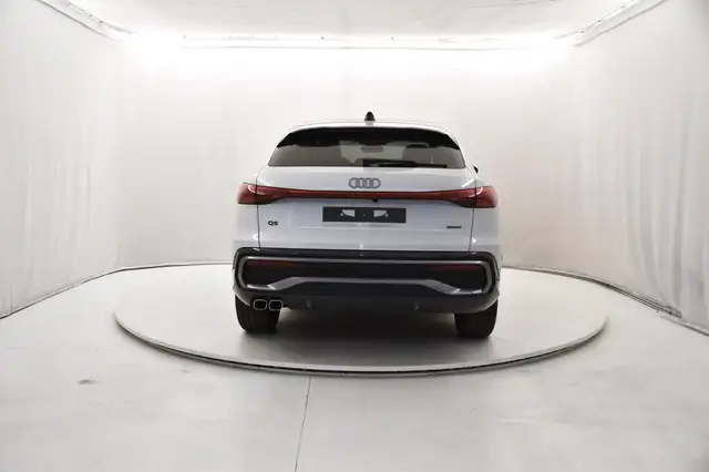 Audi Q5 view 4