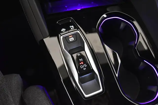 Audi Q5 view 11