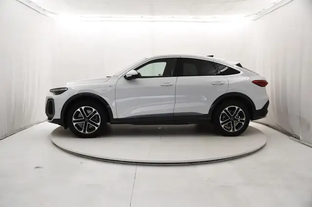 Audi Q5 view 2