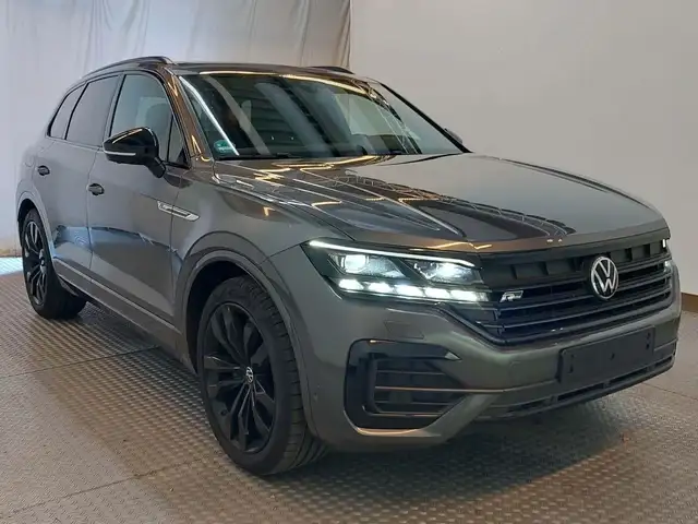 Volkswagen Touareg view 3