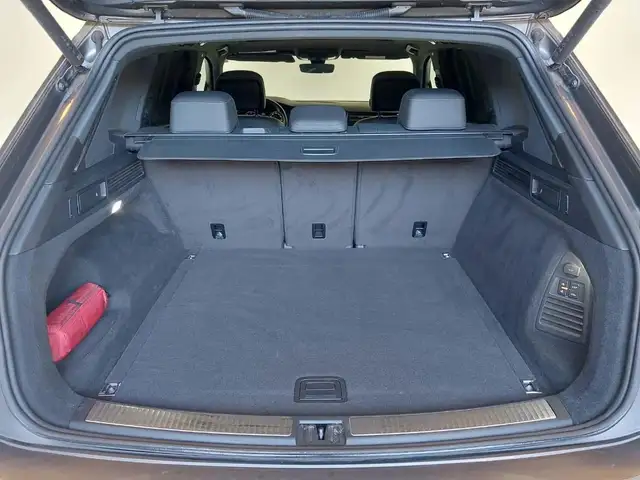 Volkswagen Touareg view 6