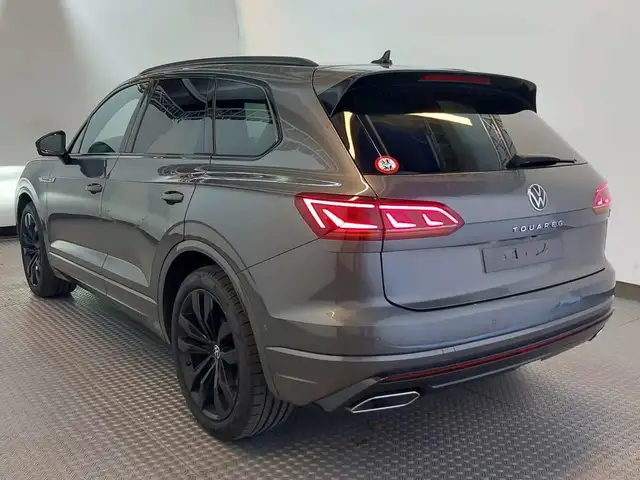 Volkswagen Touareg view 4