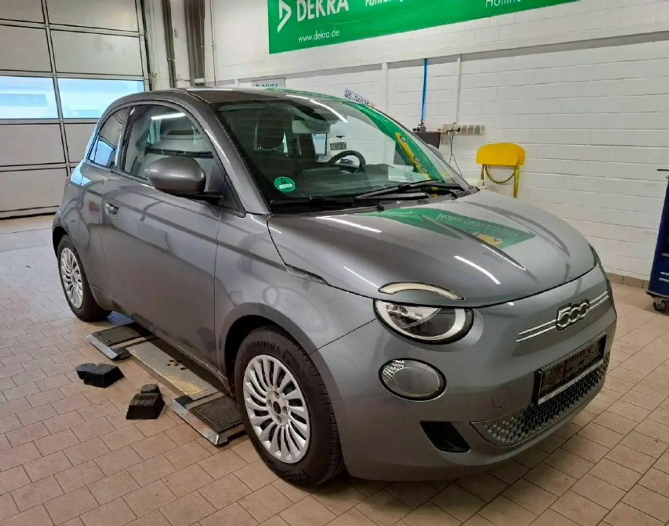 Fiat 500e 3+1 42 kWh 320 Km Reichweite Navi - Klima Grau - 1