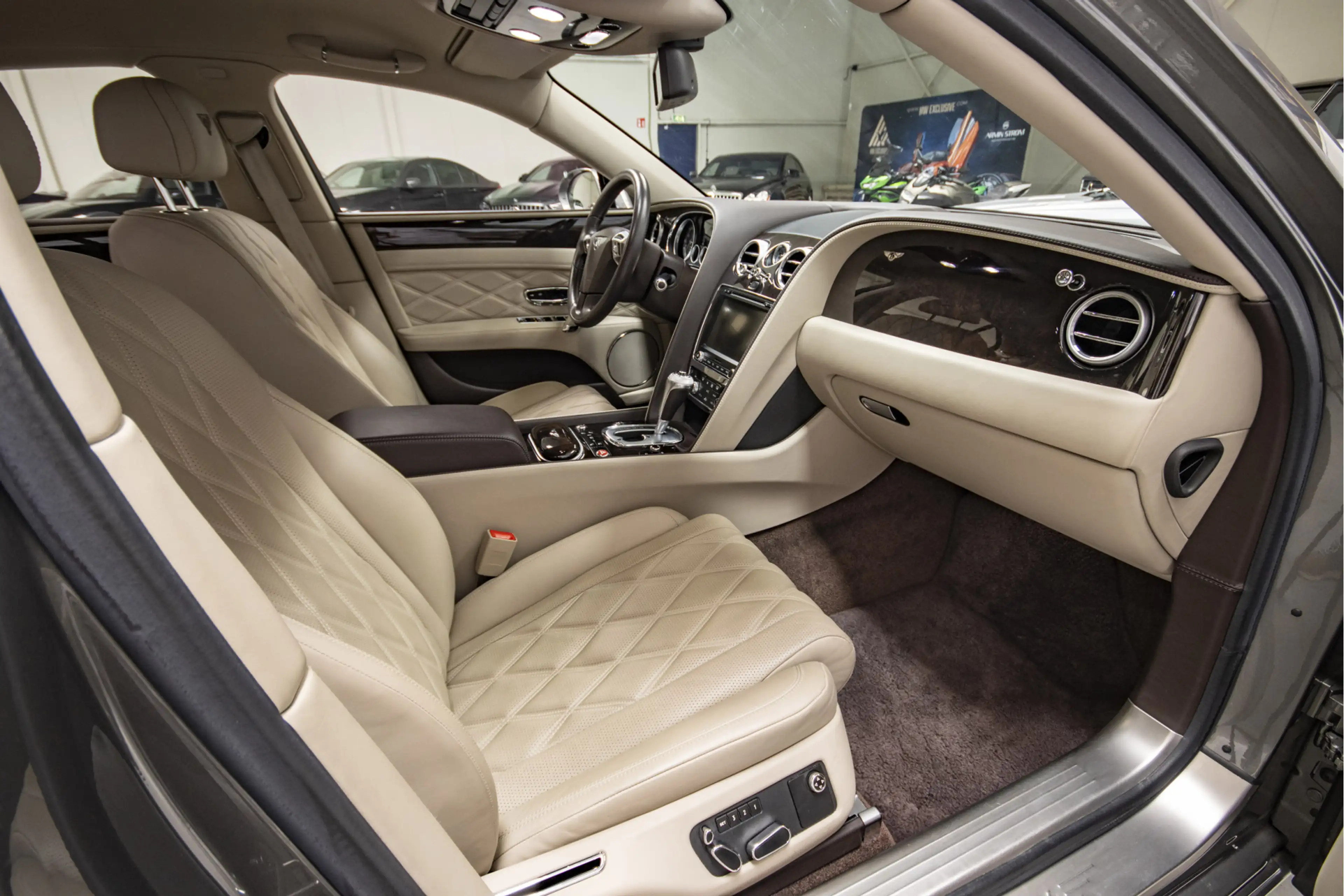 Bentley Flying Spur 4.0 V8 | Bitrubo | Dual tone interiour | Memory | — photo 15