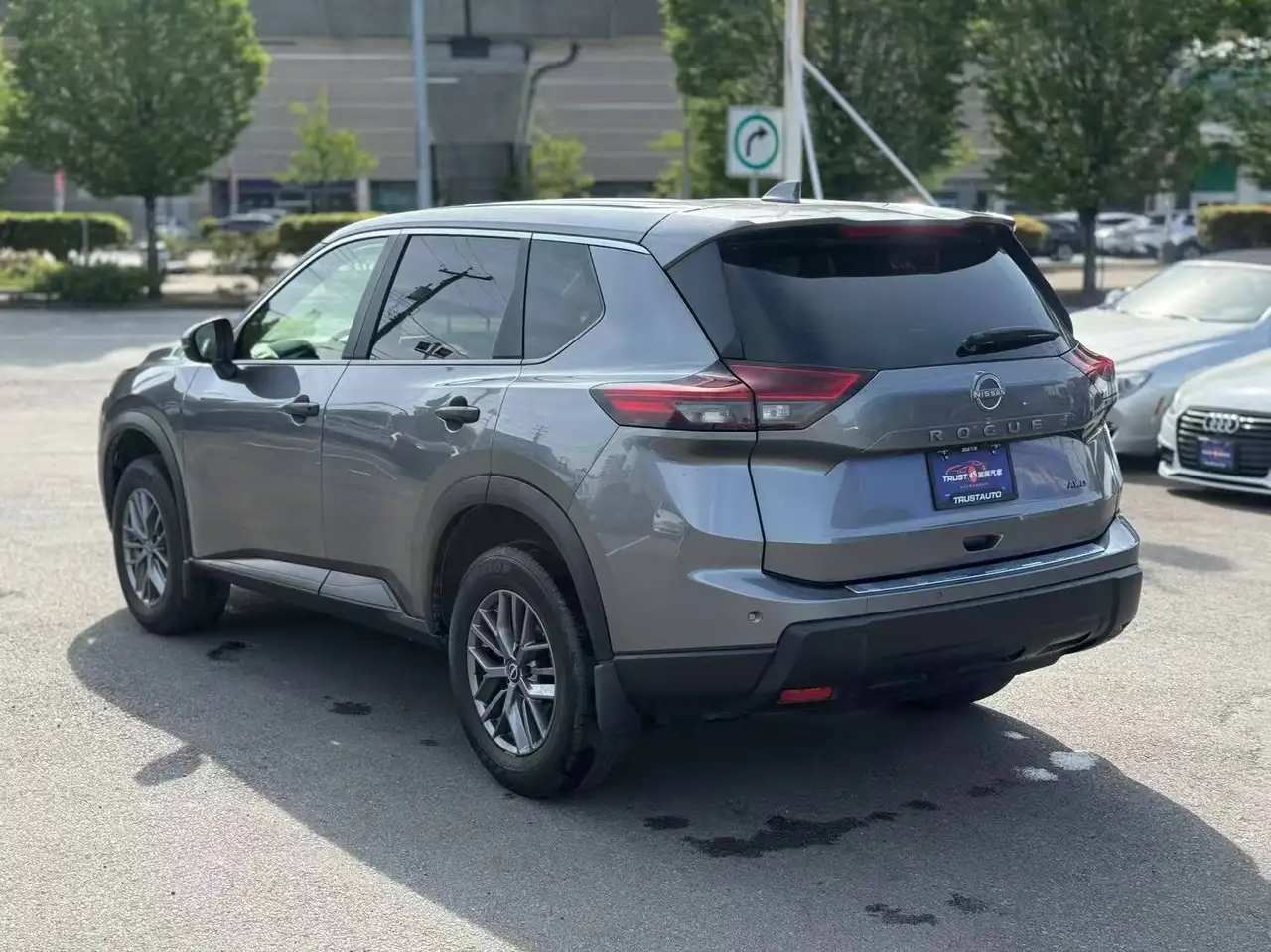 Nissan Rogue снимка Nissan Rogue