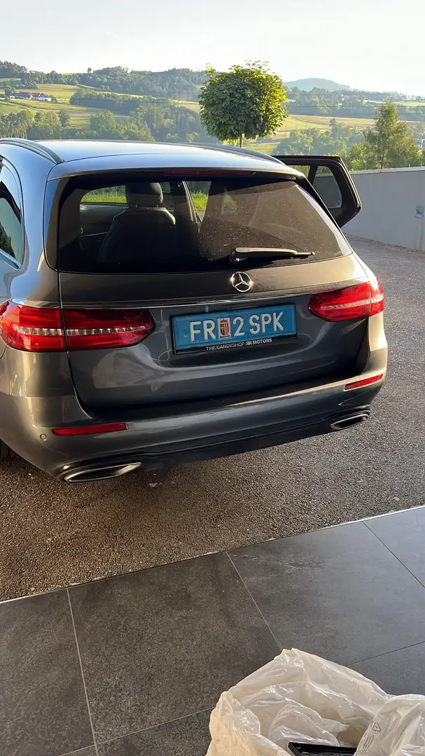 Mercedes-Benz E 220 d T Austria Edition Exclusive Aut. Grau - 2