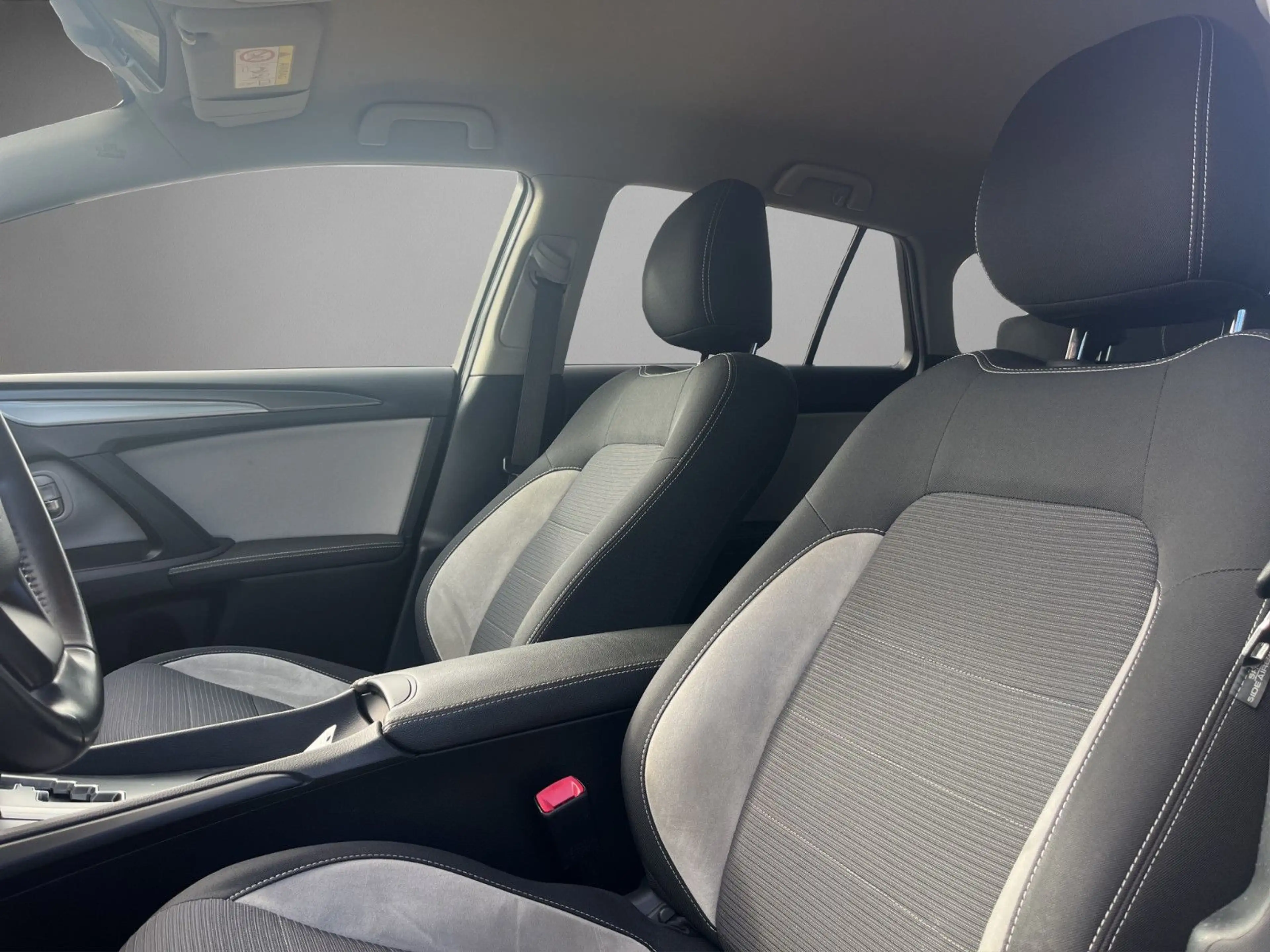 Toyota Avensis Touring Sports Team D/Autom/LED/RFK/Lane — photo 10