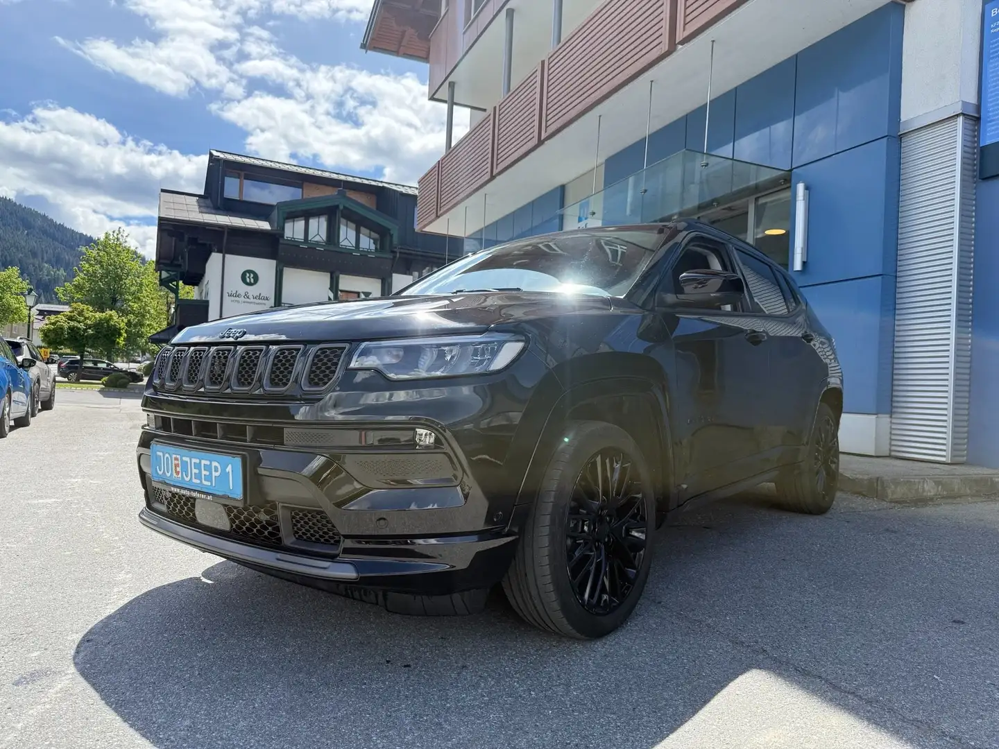Jeep Compass 1.3 PHEV ´´S´´ 4xe Schwarz - 1