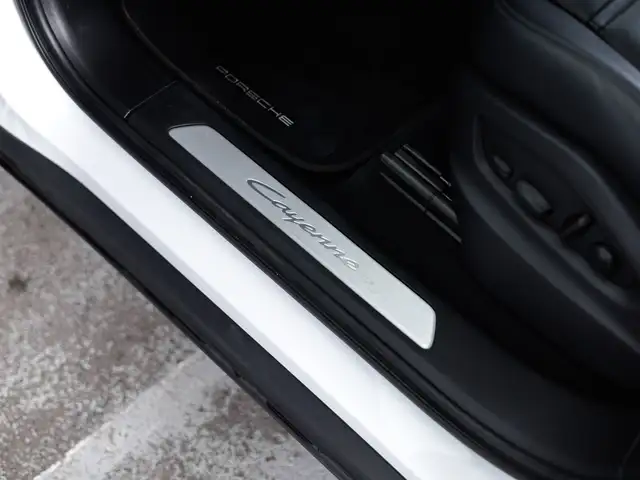Porsche Cayenne view 12