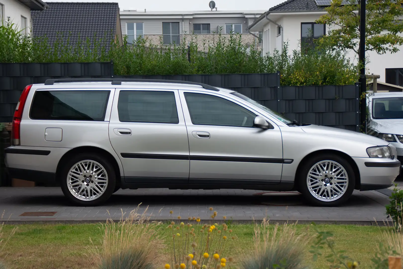 Volvo V70 2.4 / TÜV 02/26 / 8-Fach bereift / Vollleder Silber - 2