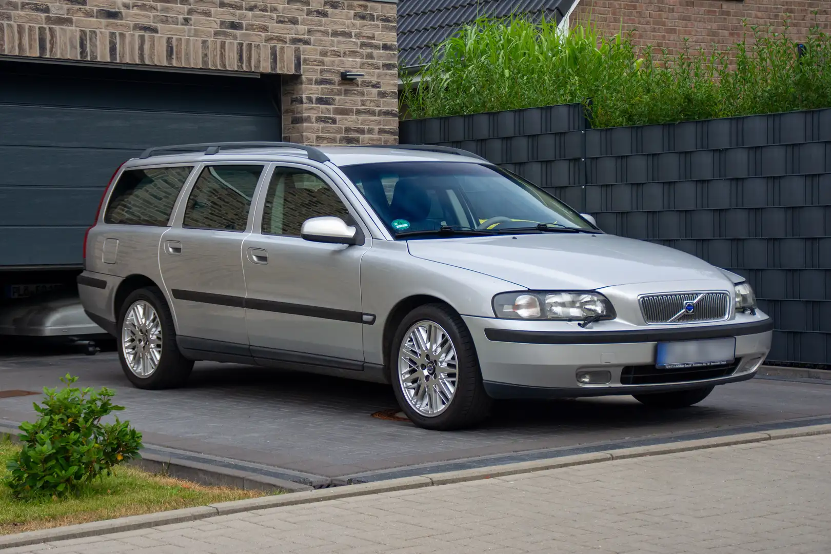Volvo V70 2.4 / TÜV 02/26 / 8-Fach bereift / Vollleder Silber - 1