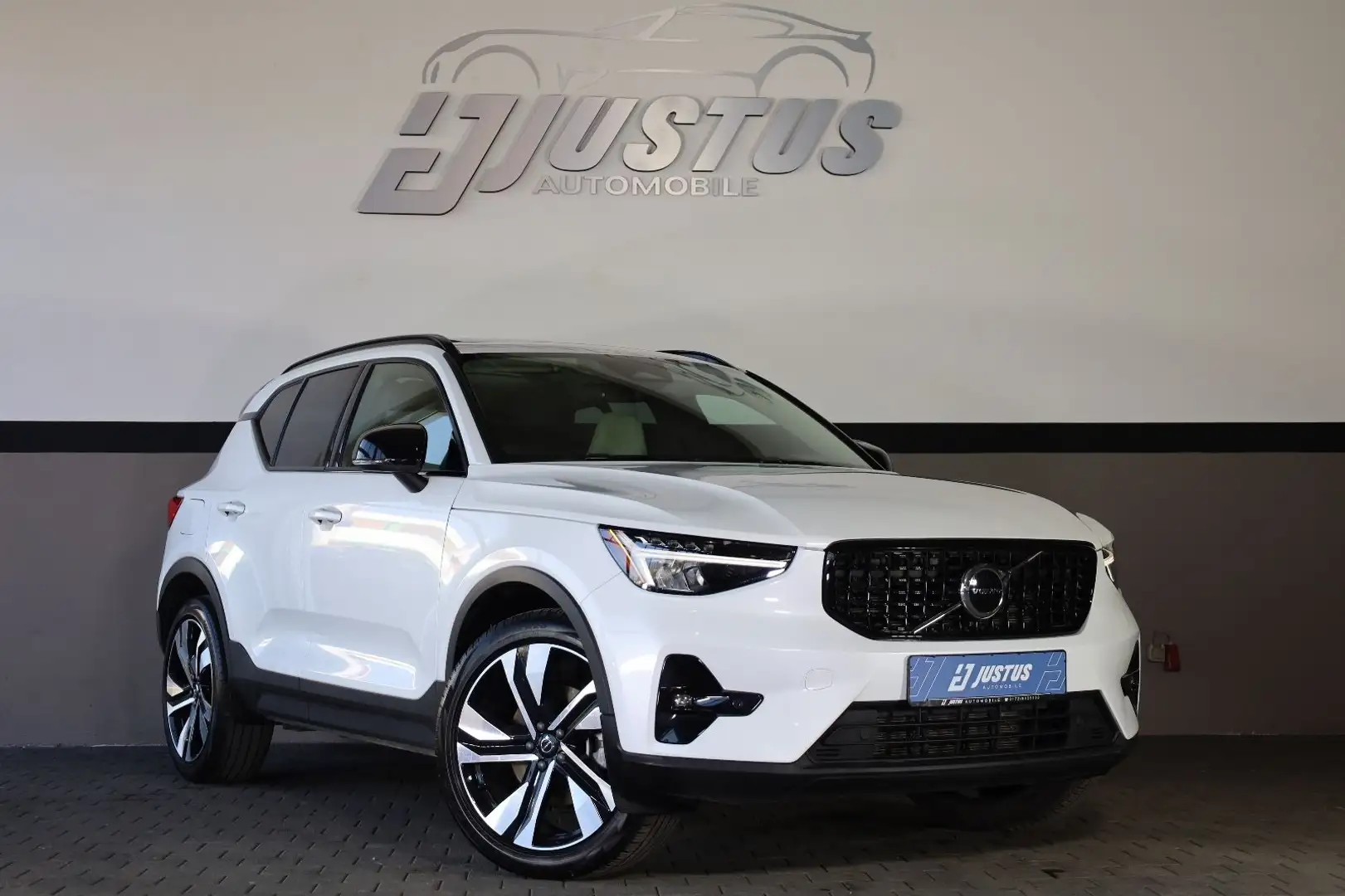Volvo XC40 B5 AWD Plus Dark Theme/PANO/ACC/HK/RFK/R20 White - 1