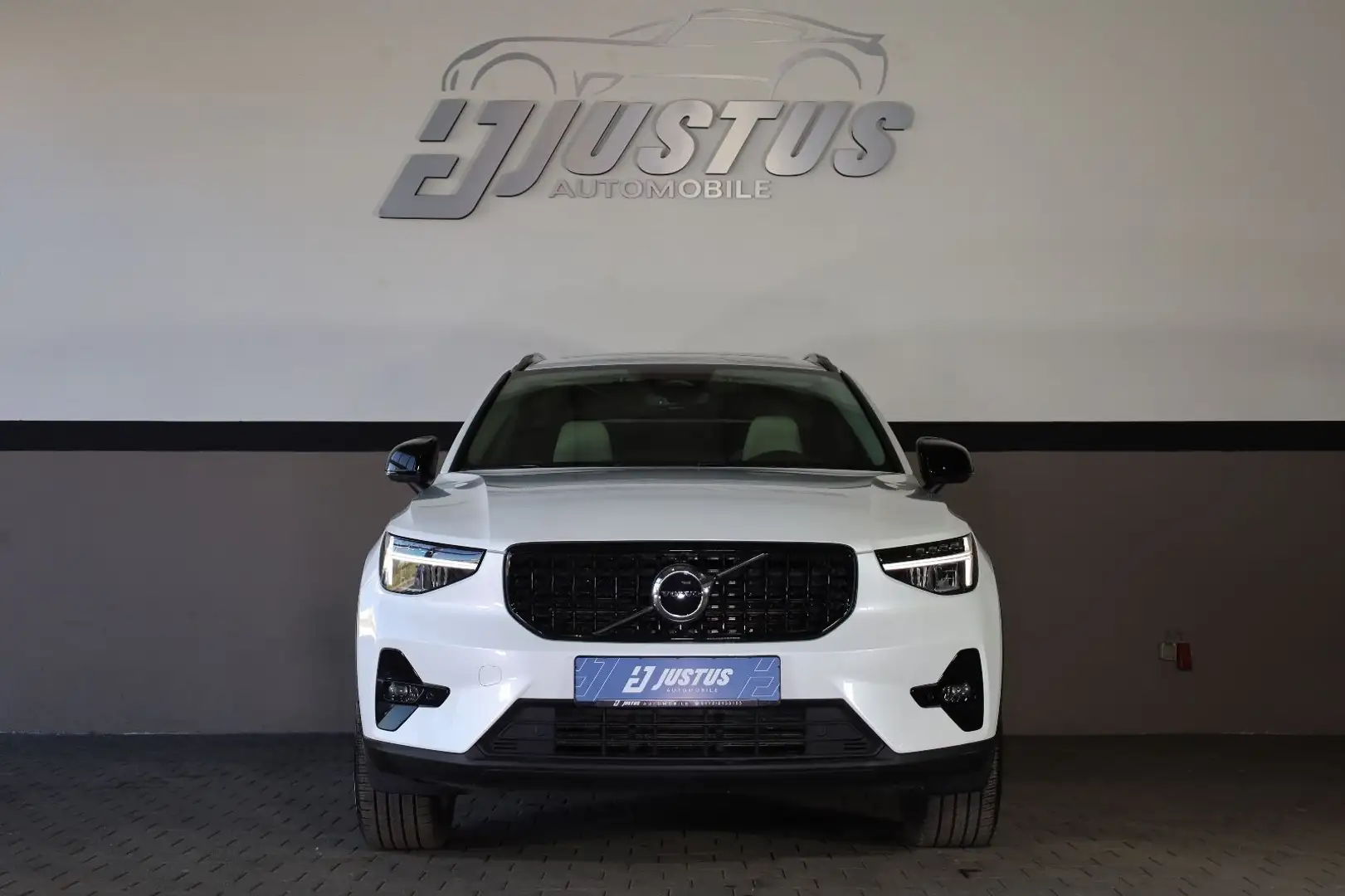 Volvo XC40 B5 AWD Plus Dark Theme/PANO/ACC/HK/RFK/R20 White - 2