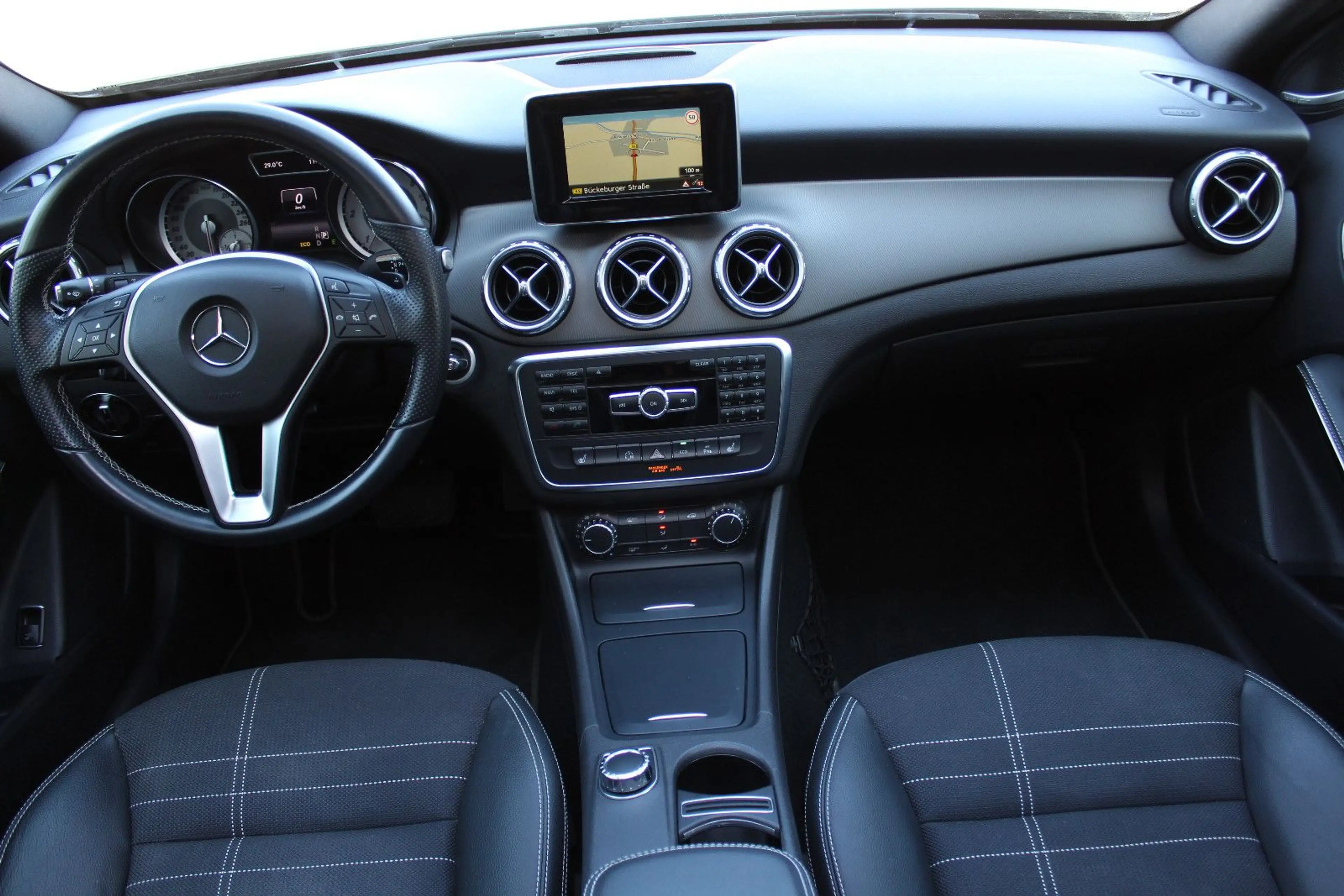 Mercedes-Benz GLA 200 CDI URBAN (PANORAMA-SCHIEBEDACH,NAVI) — photo 9