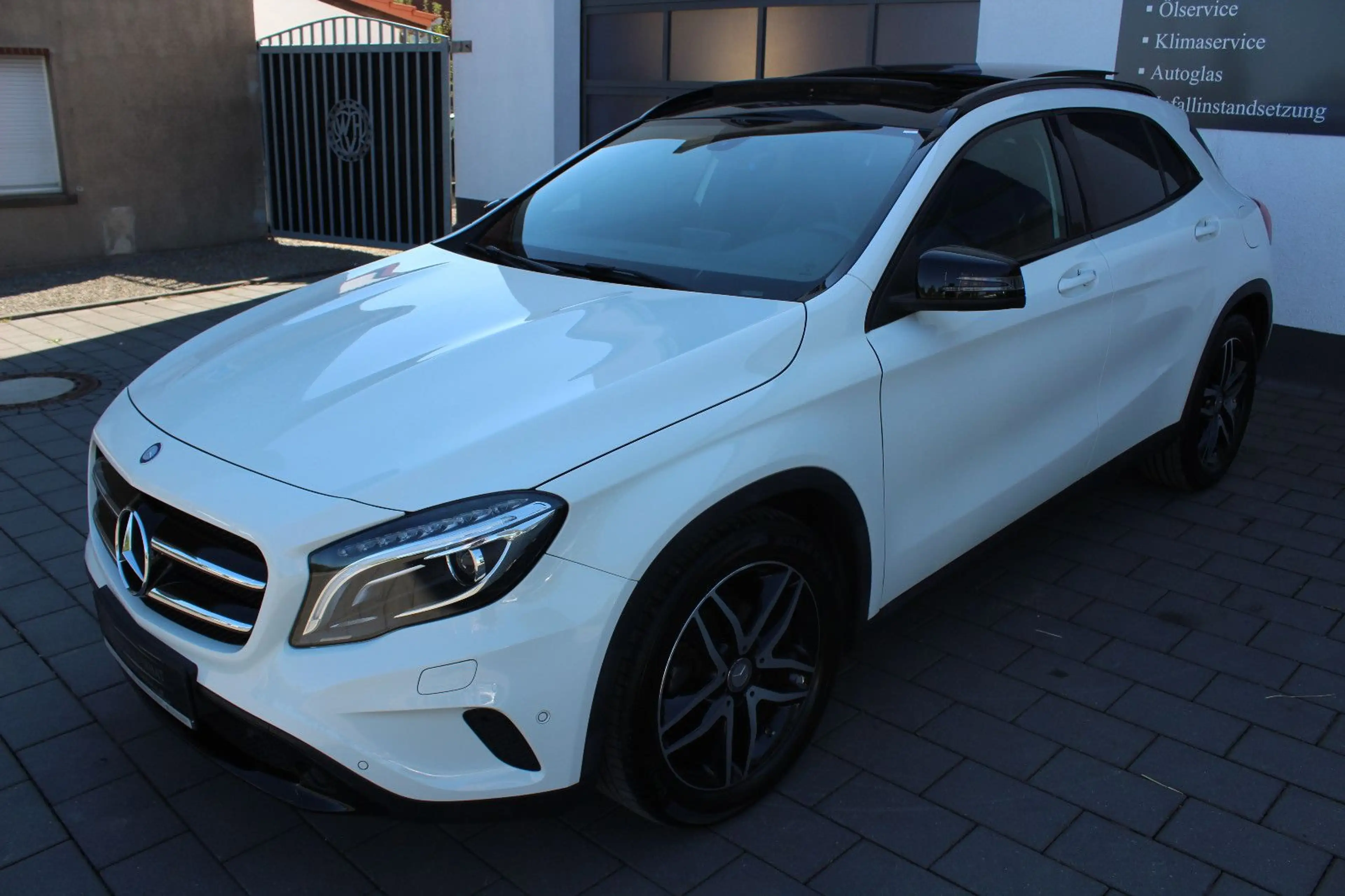 Mercedes-Benz GLA 200 CDI URBAN (PANORAMA-SCHIEBEDACH,NAVI)