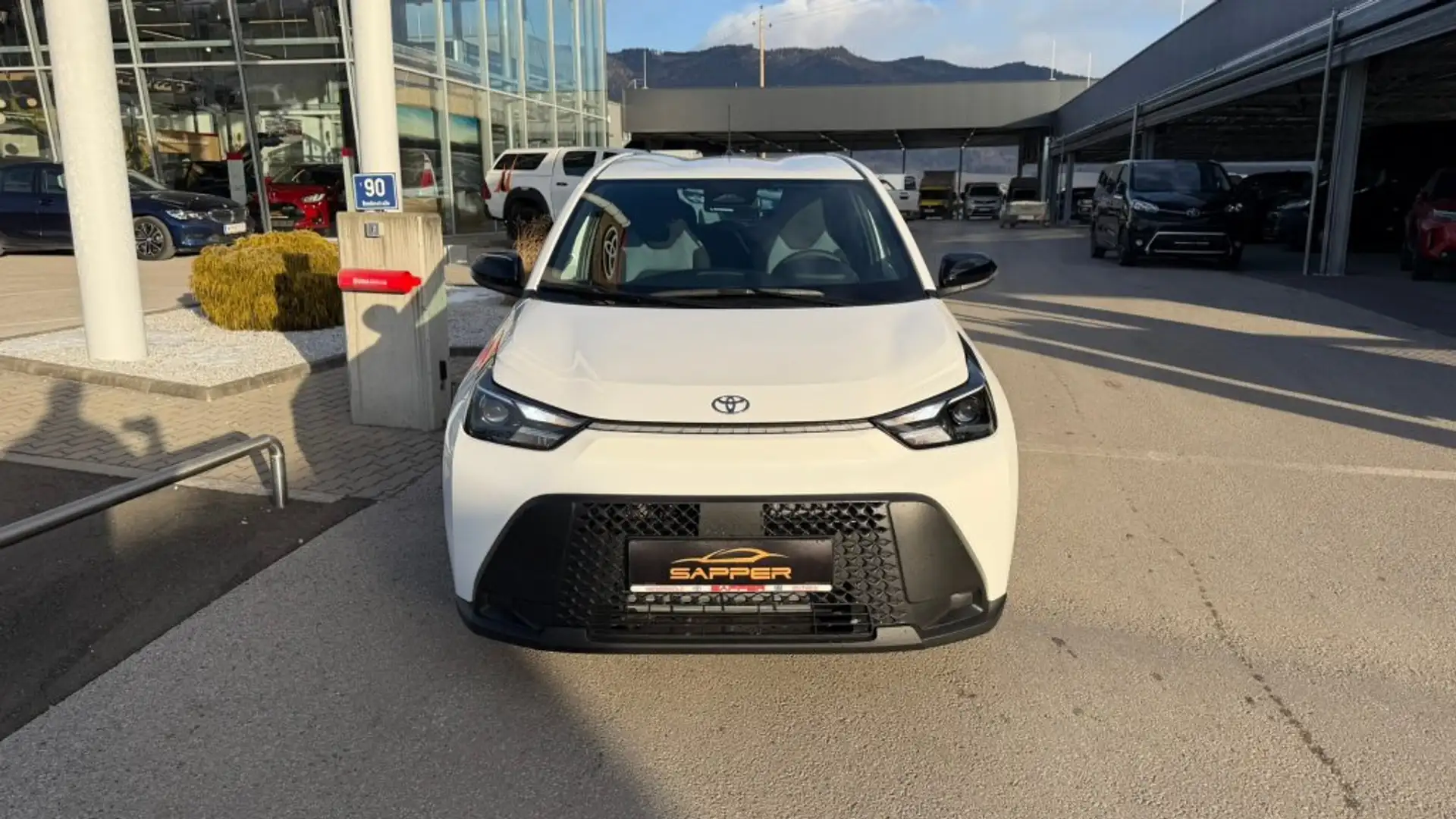 Toyota Aygo X 1,5 l Active CVT  HSD Weiß - 2