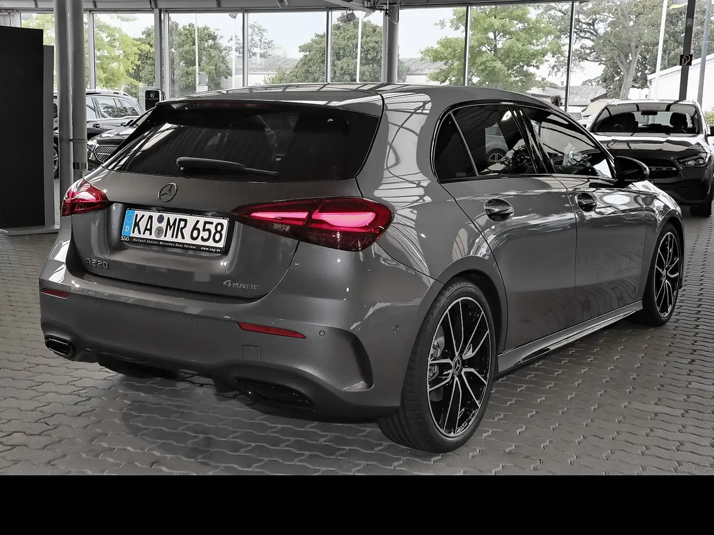 Mercedes-Benz A 220 4M AMG MBUX+RüKam+LED+Pano+AHK+Standhzg+ Grijs - 2