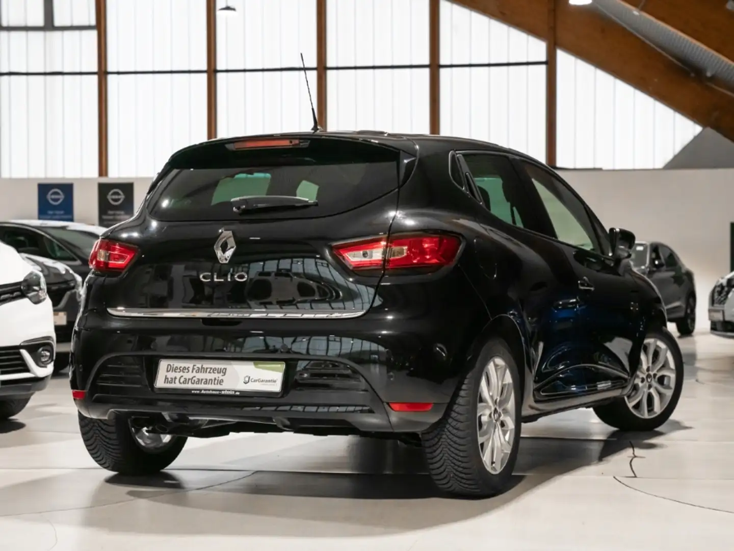 Renault Clio IV Collection Deluxe TCE 90 Navi Klimaautom SHZ Ke Schwarz - 2