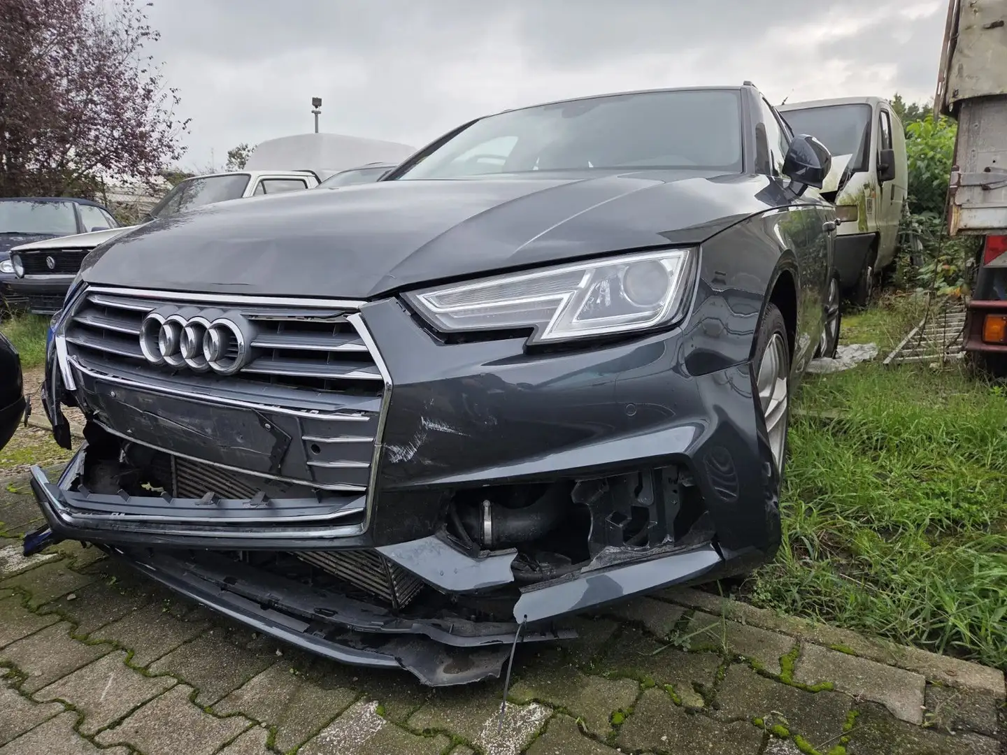Audi A4 Avant 40 TFSI sport Xenon Panorama el. Koffer Grau - 2