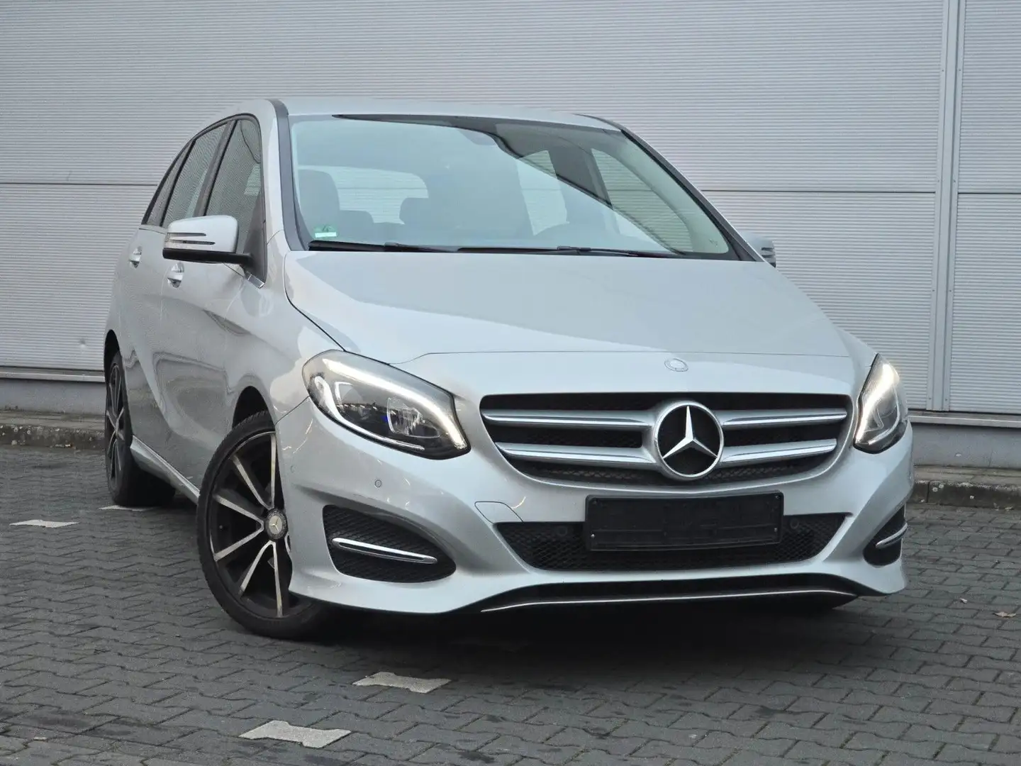 Mercedes-Benz B 200 (Automatik/Leder/Kamera) Zilver - 1