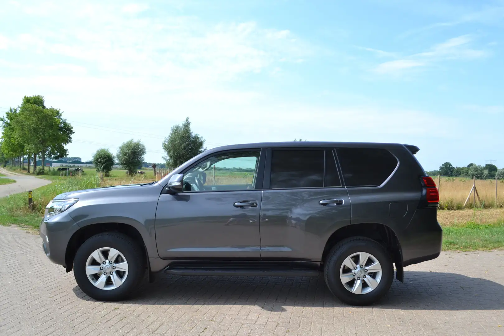 Toyota Land Cruiser 2.8 D-4D-F Challenger Window Van Gris - 2