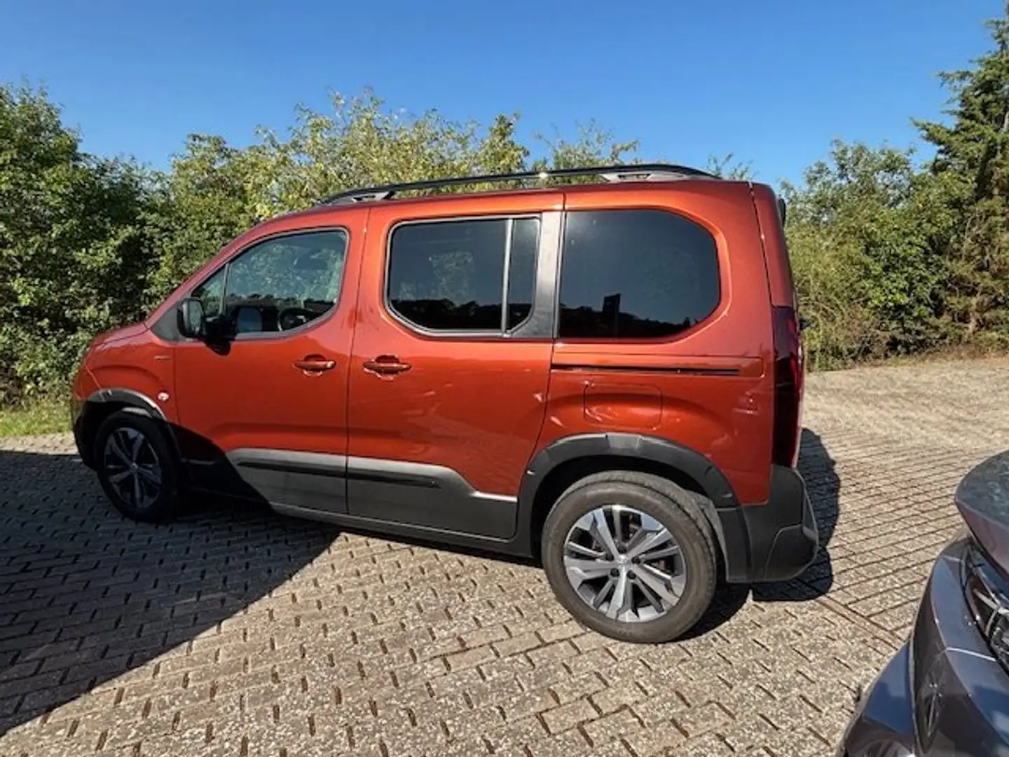 Peugeot Rifter BlueHDI 130 L1 Allure GT-Line, 8fach bereift Navi, Braun - 2