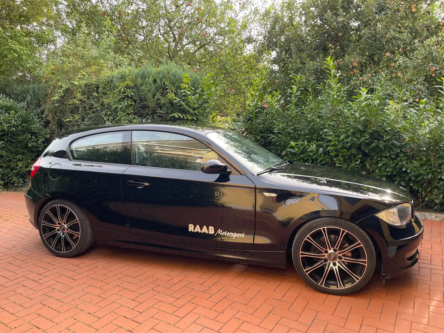 BMW 118 118d DPF Schwarz - 1