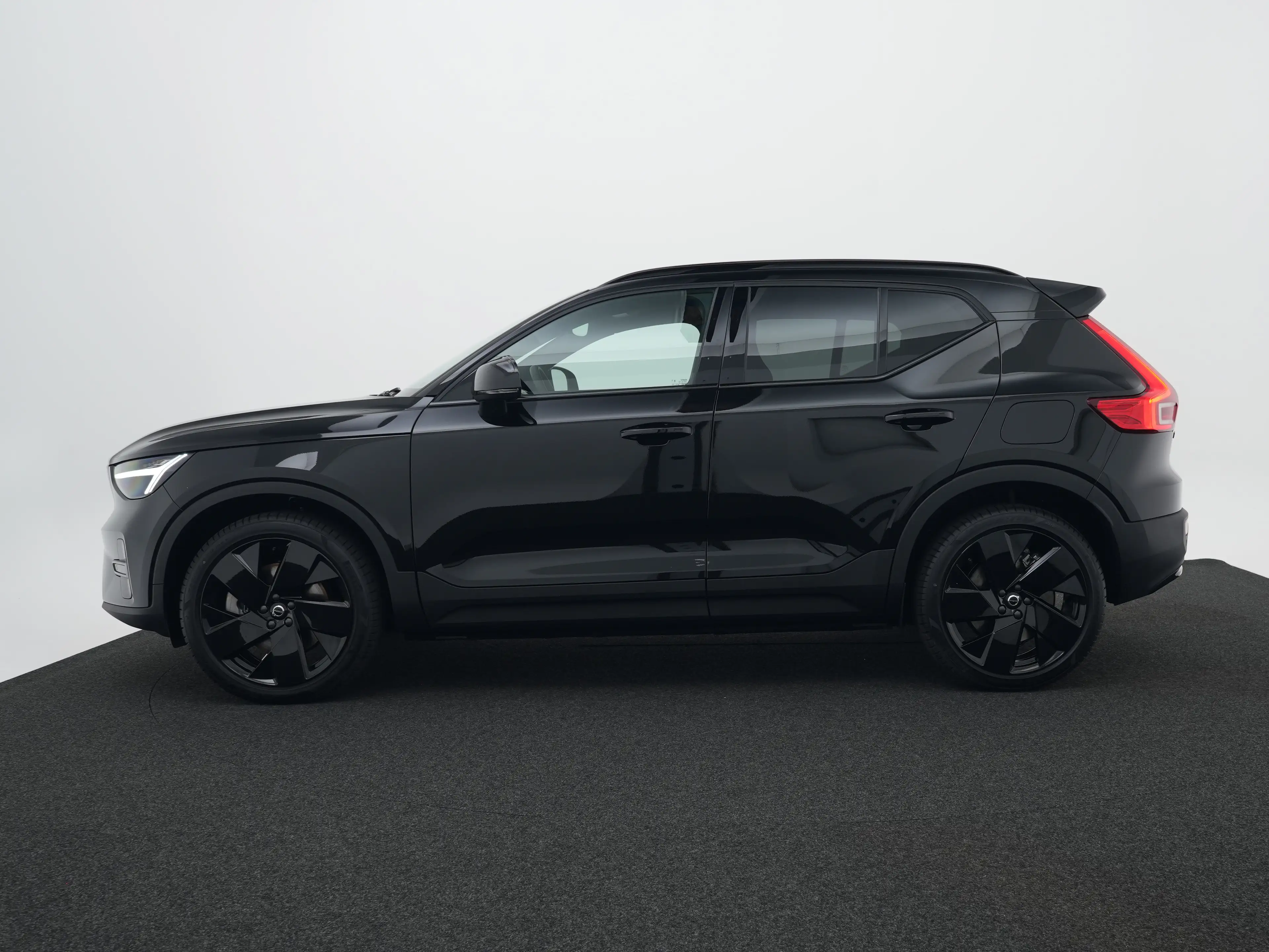 Volvo EX40 Single Extended Plus Black Edition Europa 82 kWh | — photo 3