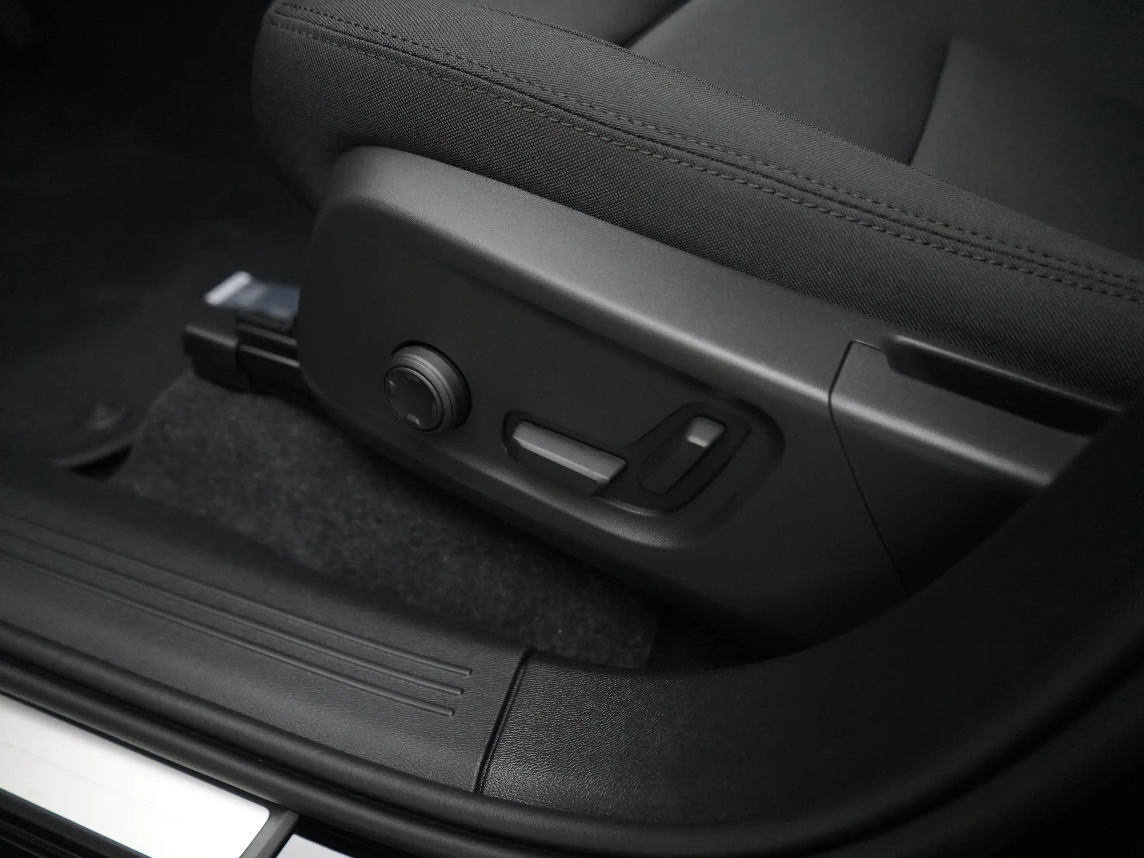 Volvo EX40 Single Extended Plus Black Edition Europa 82 kWh | — photo 28