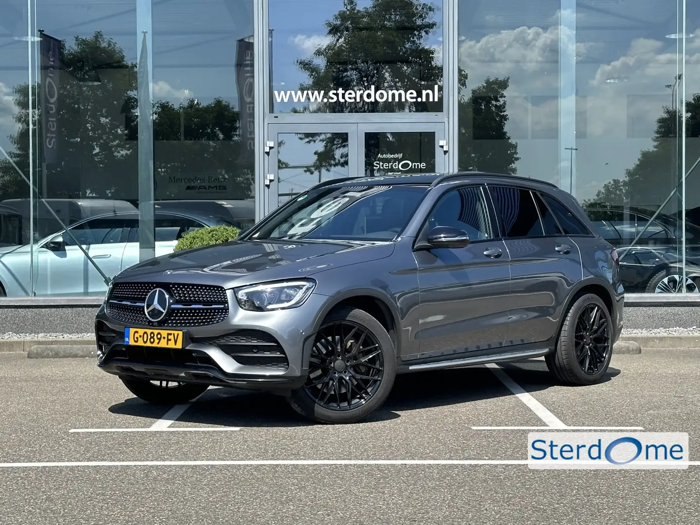 Mercedes-Benz GLC 200 Premium Plus I Wegklapbare Trekhaak I Panorama dak Grijs - 1