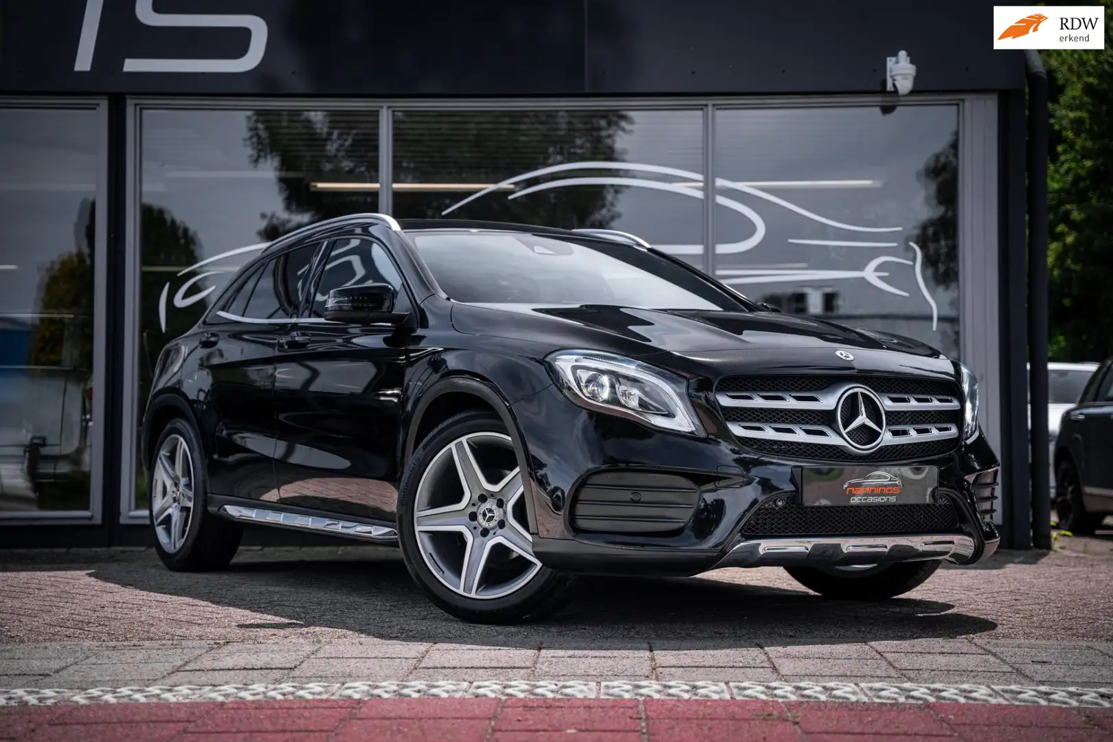 Mercedes-Benz GLA 180 Business Solution AMG Night Upgrade Carplay|Trekha Zwart - 1