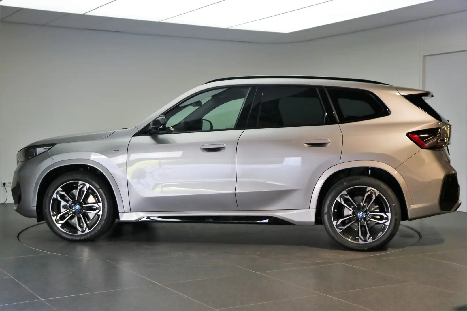 BMW iX1 xDrive30 High Executive M Sport 66 kWh / Panoramad Argent - 2