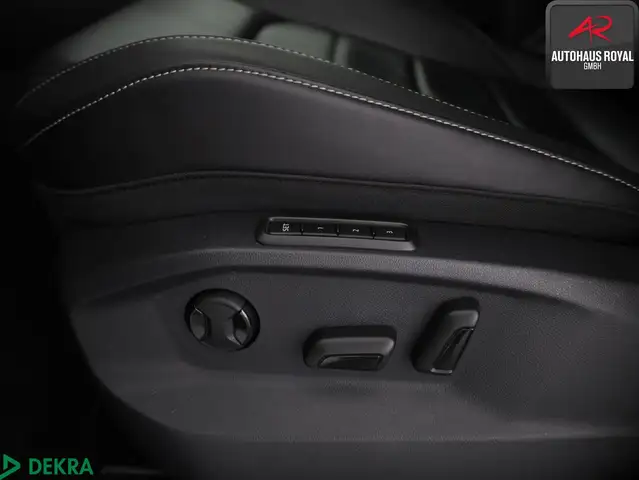 Volkswagen T-Roc view 11