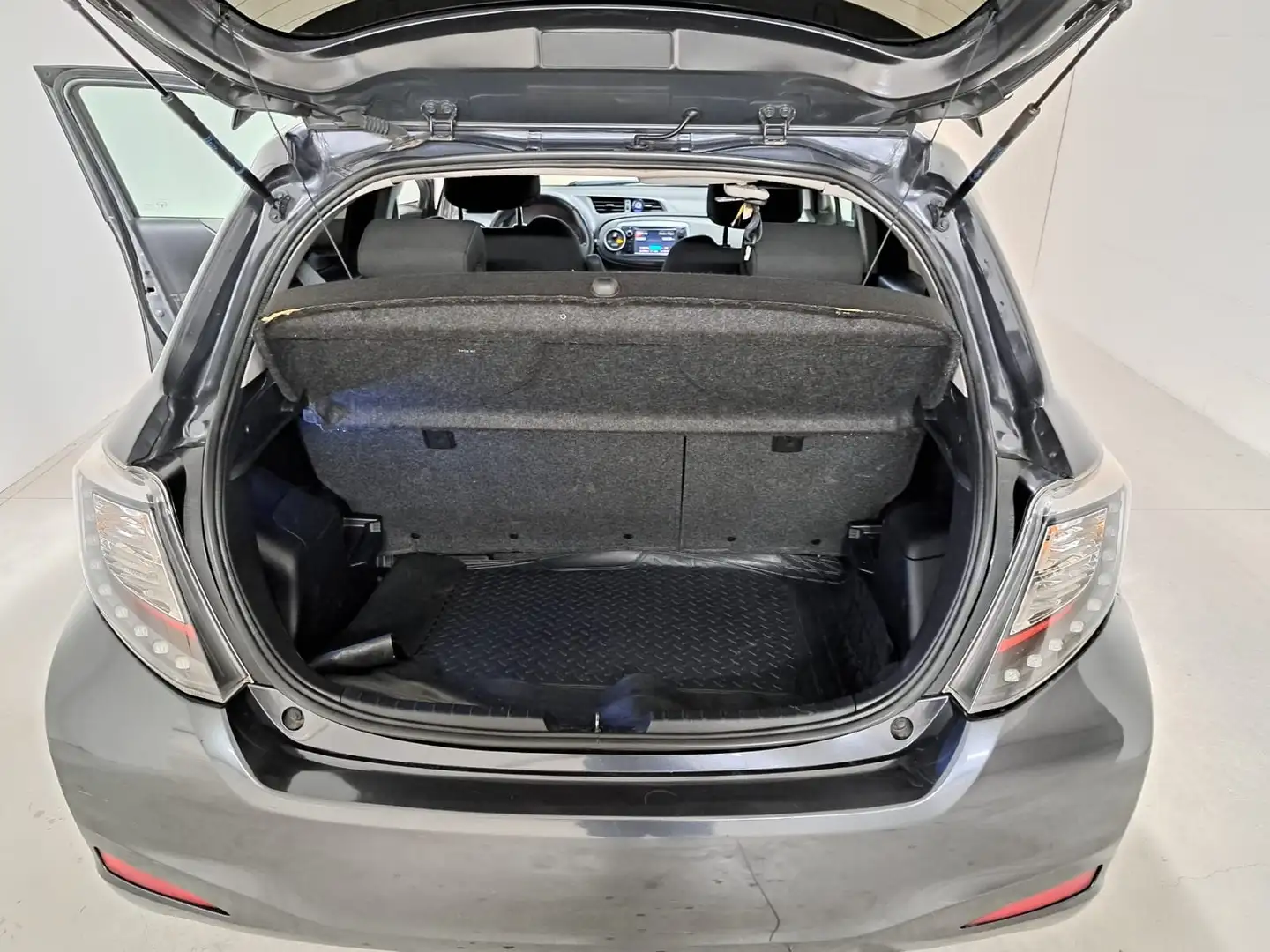 Toyota Yaris Yaris III 2011 5p 1.3 Lounge c/CL Gris - 1