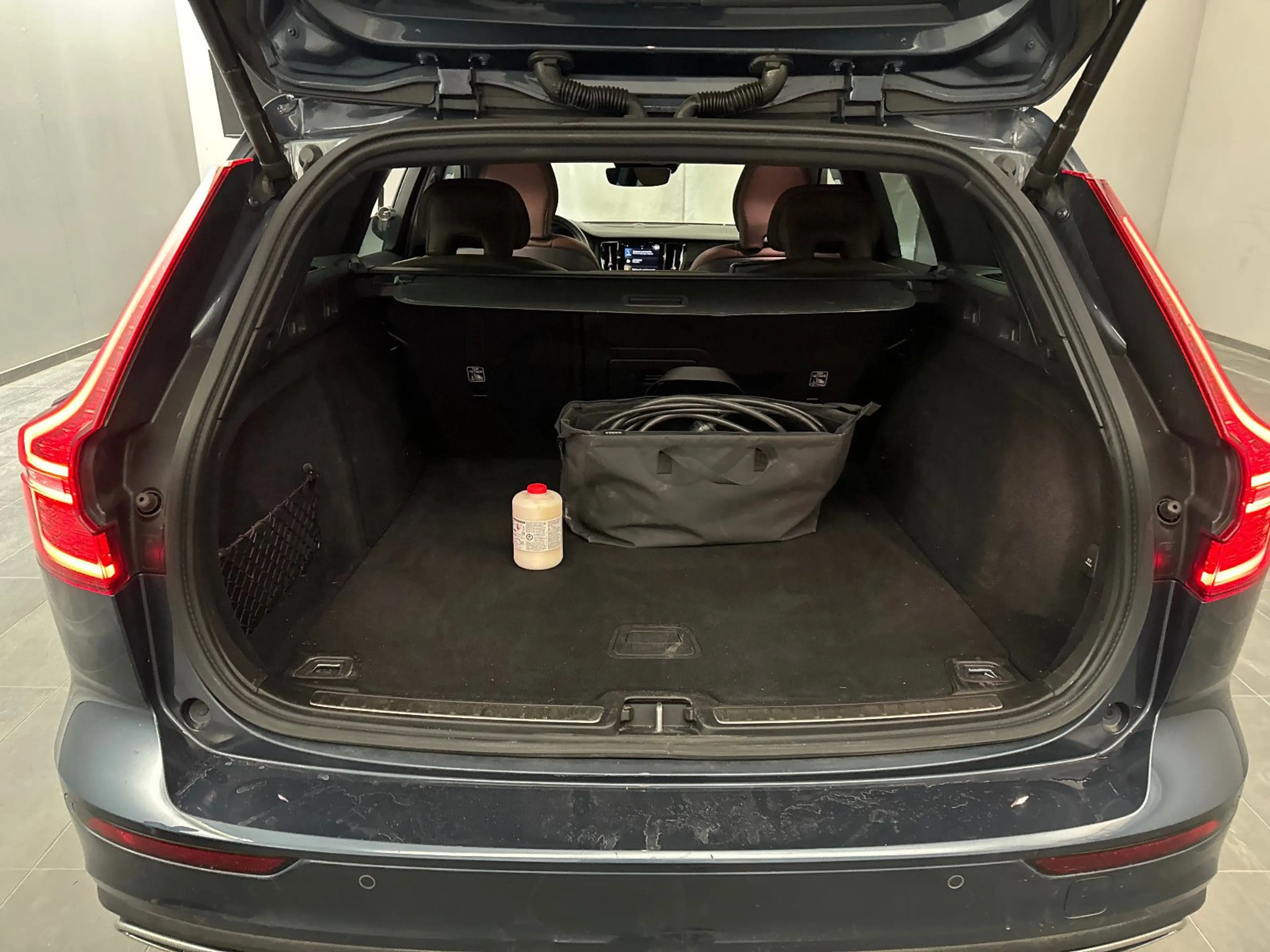 Volvo V60 Inscription PlHybrid AW Sdach*Leder*360*H&K — photo 11